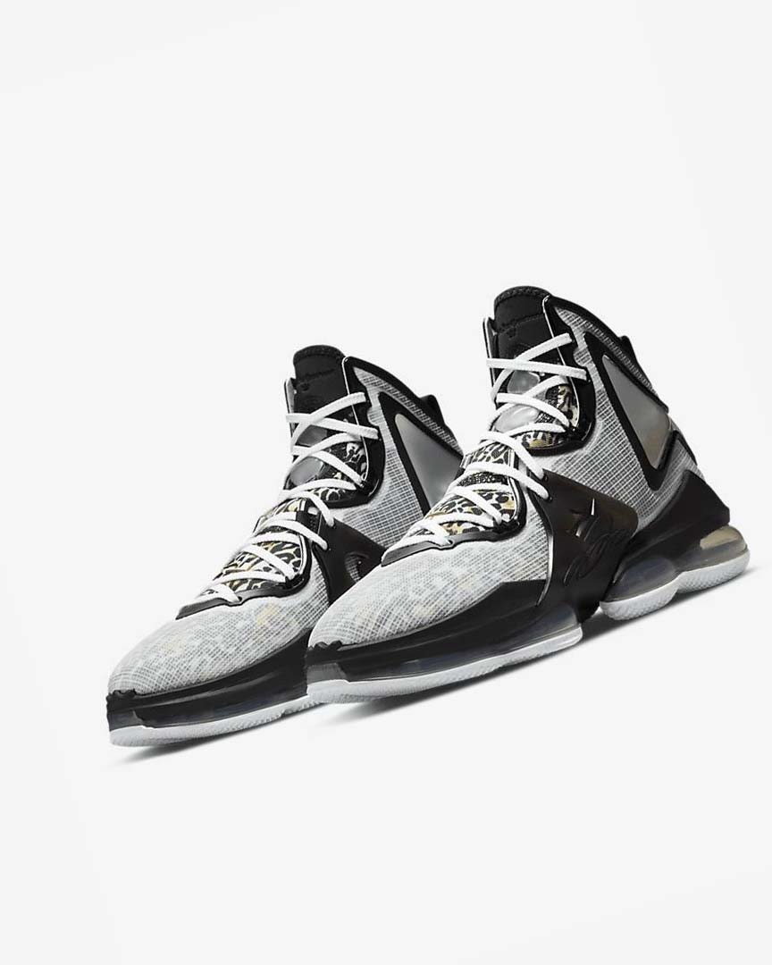 Zapatillas Baloncesto Nike LeBron 19 Hombre Blancas Negras Metal Doradas | CR2740